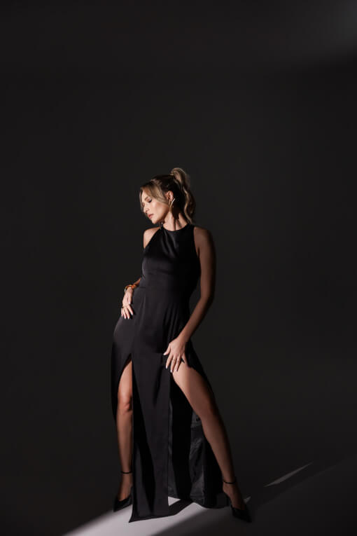 rochie-lunga-neagra-satinata-cu-spate-decupat-si-slit-dublu-3-2474