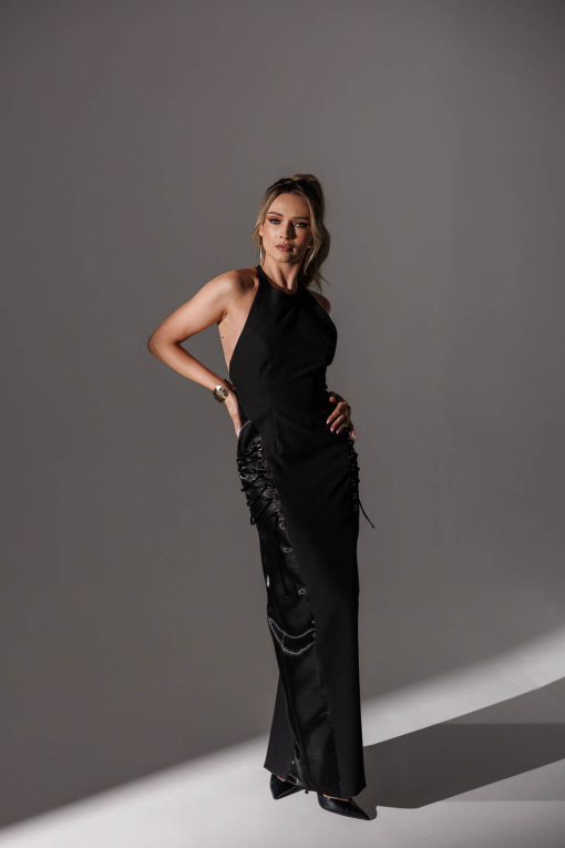 rochie-lunga-neagra-satinata-cu-spate-gol-si-slit-la-spate-2-7002